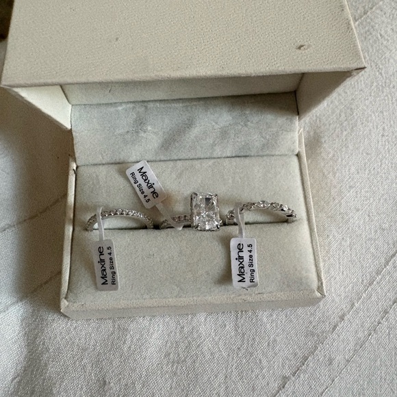 Elegant Silver Wedding Ring Set - Picture 2 of 4